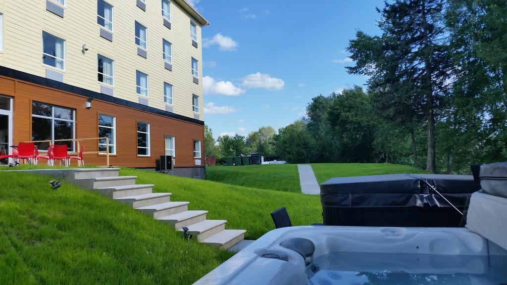 Hotel Super 8 By Wyndham Mont Laurier Exterior foto