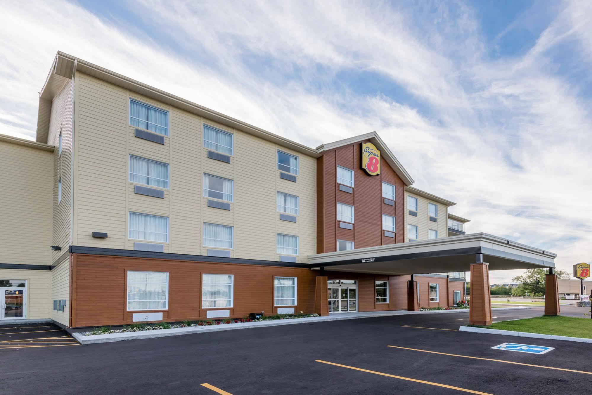 Hotel Super 8 By Wyndham Mont Laurier Exterior foto