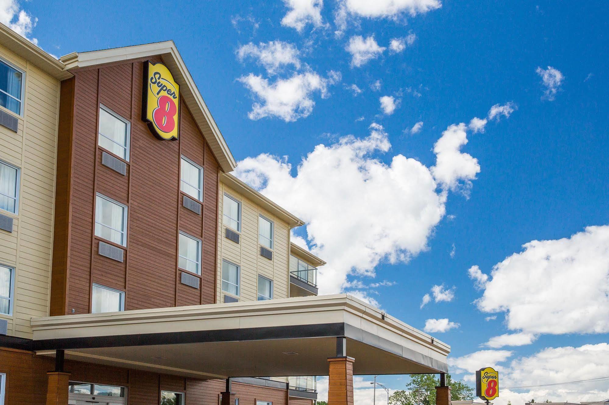 Hotel Super 8 By Wyndham Mont Laurier Exterior foto